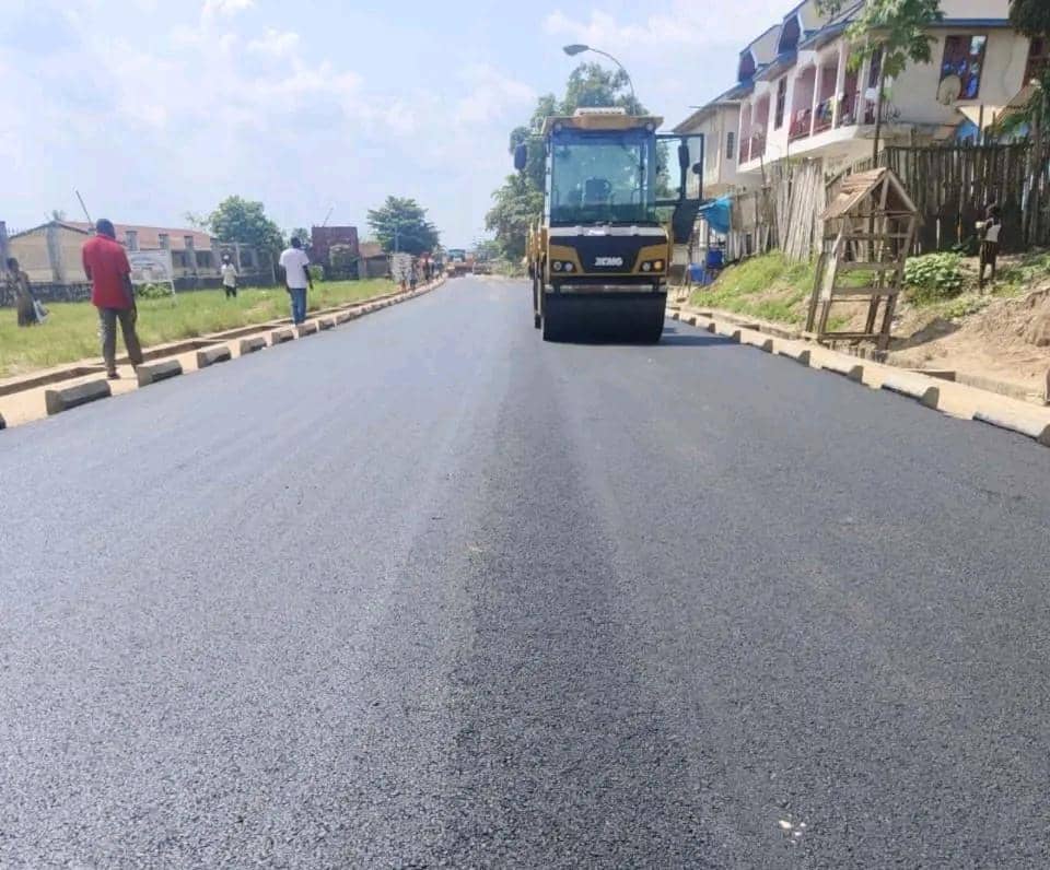Bangboka Rdc RDC : Début de l’asphaltage de la route de l’aéroport de Bangboka par ...